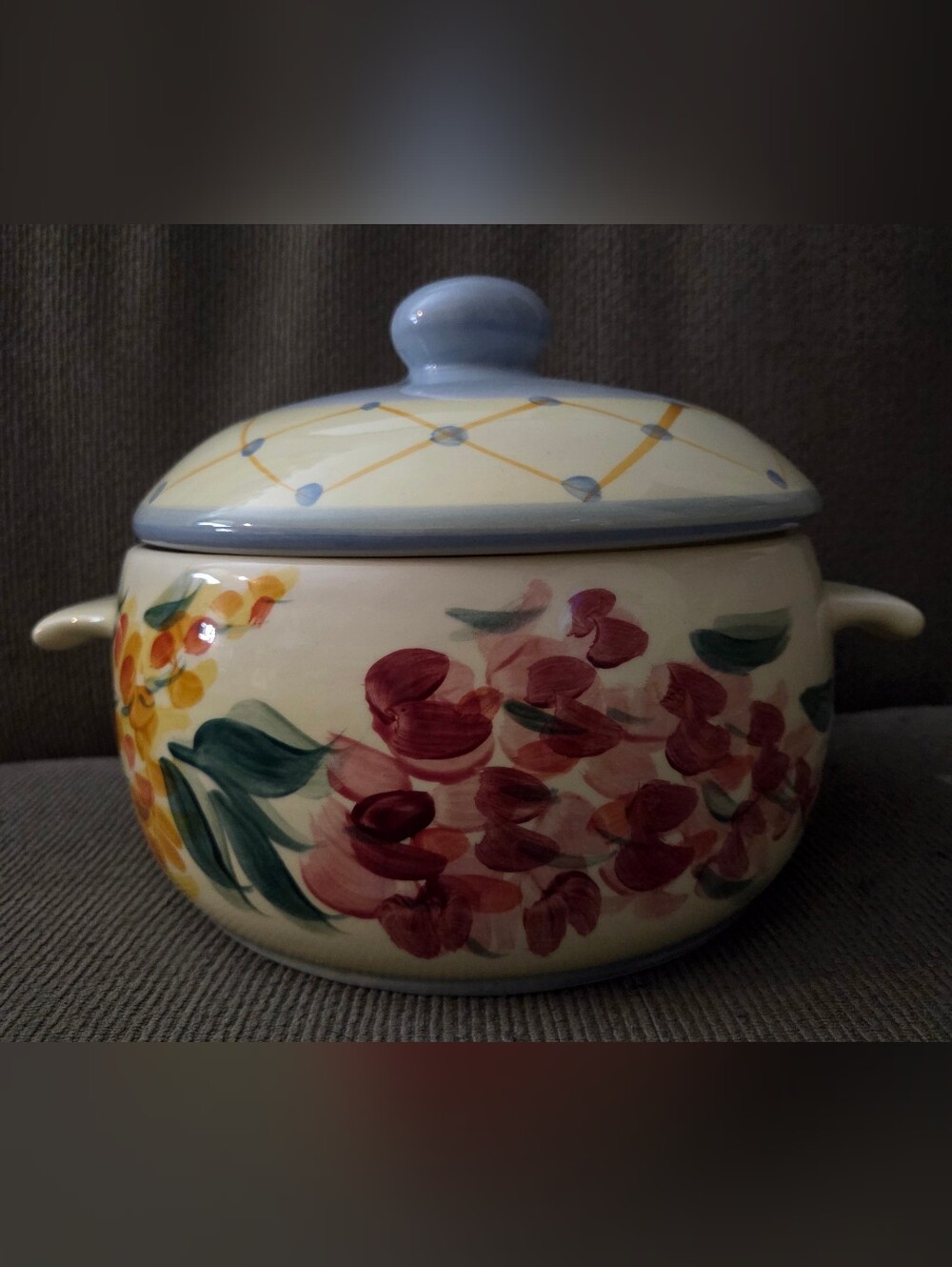Gail Pittman Garden View 2 Quart Casserole Pottery Hand Painted 1999 Signed